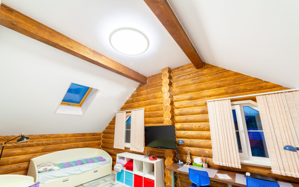 Матовый бесшовный натяжной потолок в деревянном доме